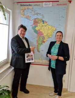 Prof. Boccaccini with Dr. Irma de Melo-Reiners smiling in front of the South America map